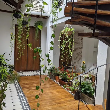 Walled 2-bedroom 2-bath With Patio Apartamento