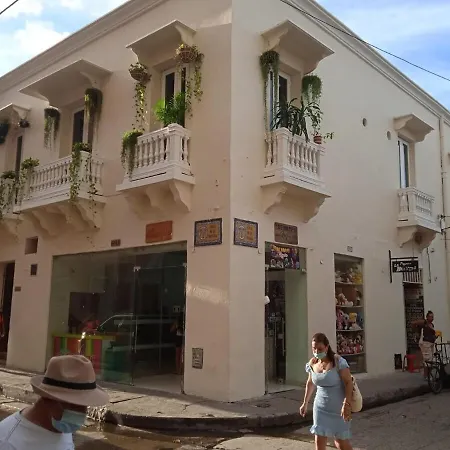Walled 2-bedroom 2-bath With Patio Apartamento Cartagena